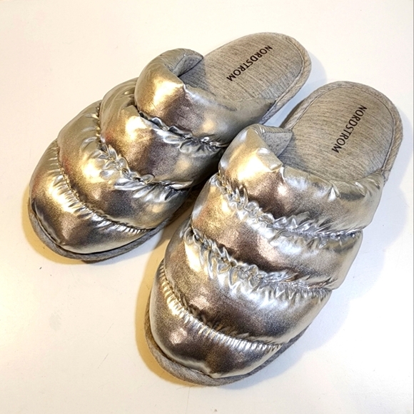 Nordstron Metalic Silver Puffer slippers size 7-8 - Picture 1 of 9